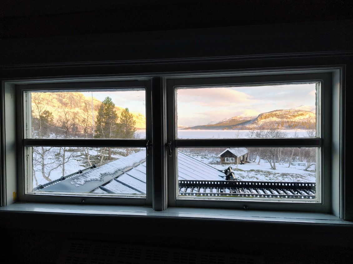 Vue sur le lac depuis la chambre, au petit matin.