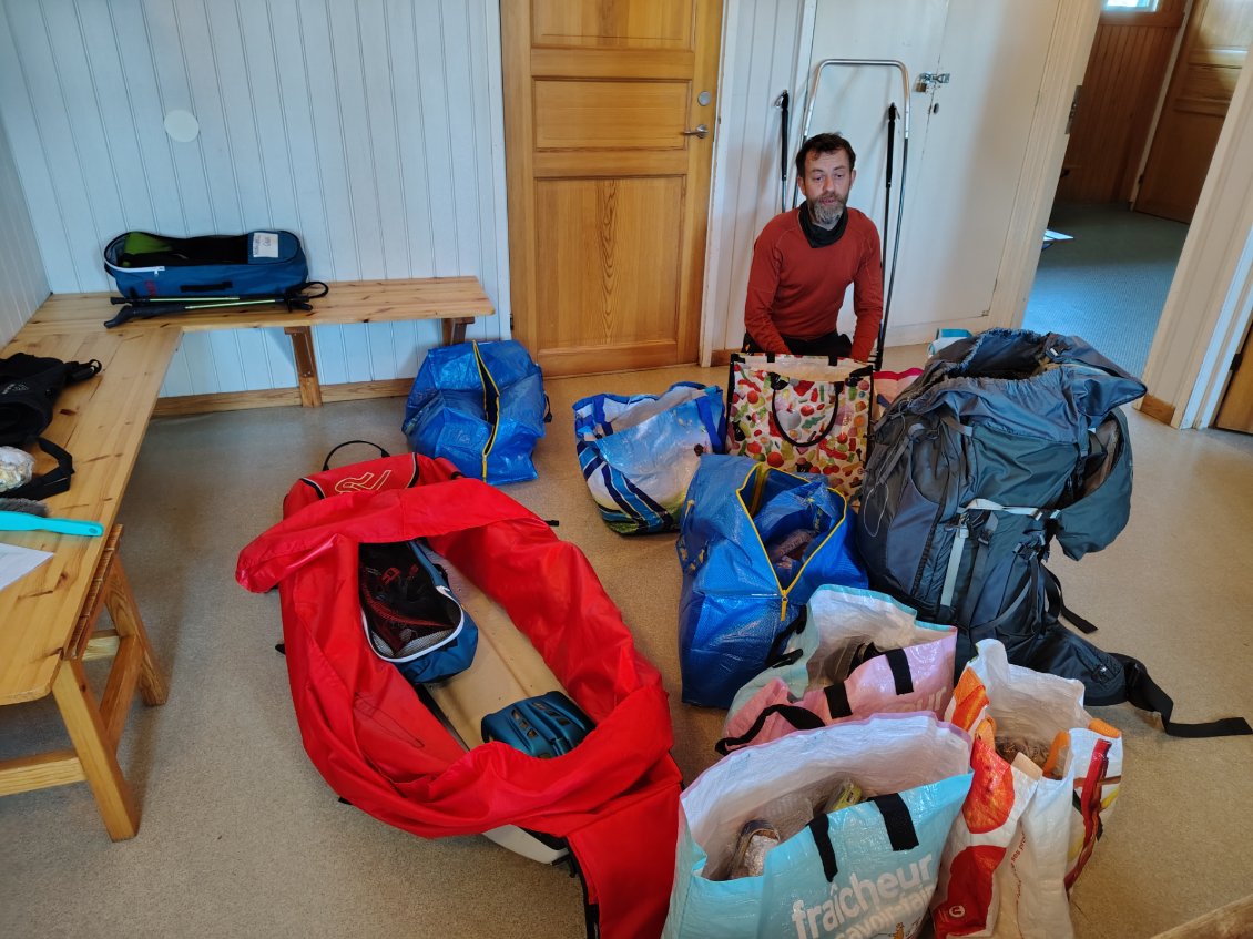 On joue à Tetris pour tout faire rentrer dans la pulka. Finalement on se limitera à 10 jours de nourriture chacun et on retire également les raquettes de secours. La pulka contiendra également les affaires personnelles de celui qui la tire.