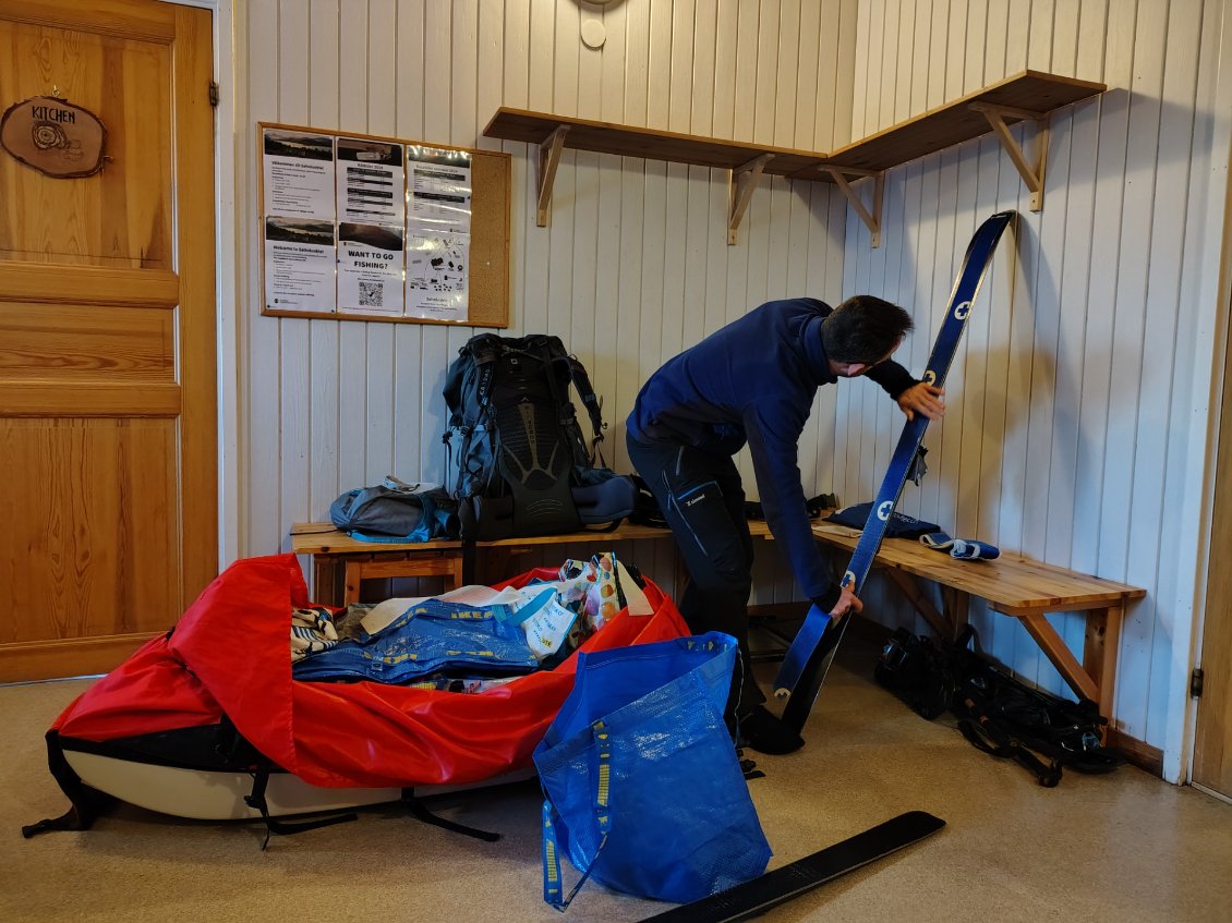 J1. Je colle les peaux sur mes skis. Elles serviront à avoir une accroche suffisante à la neige pour tracter la pulka.