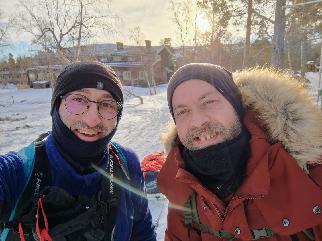 J1. Selfie avant le départ. Derrière les visages souriants tension et doutes nous habitent.
