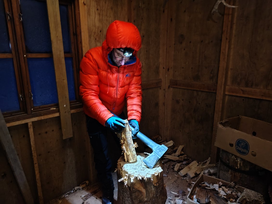 J2. Au refuge de Sitojaure, nous scions puis fendons du bois pour le chauffage.