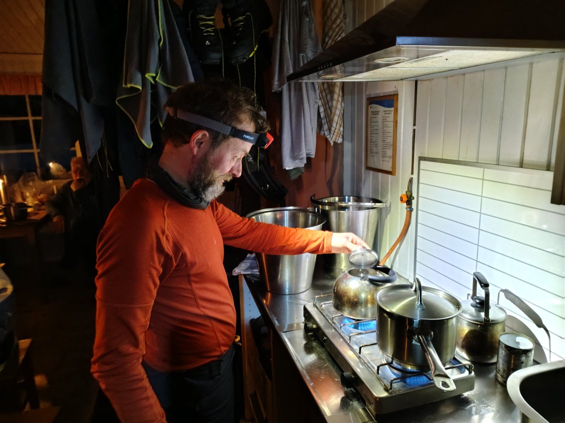 J2. Gilles surveille d'un oeil avisé le dîner en chauffe.
