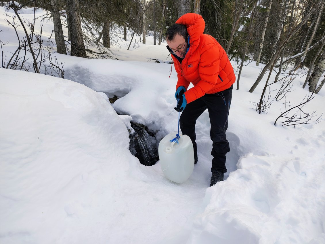 J3. Le troisième jour nous nous accordons une journée de pause. Nous ravitaillons l'eau pour la journée.