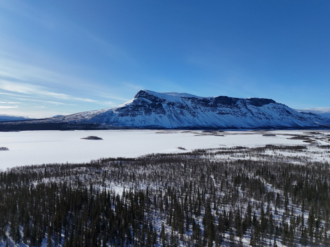 J3. Un peu de hauteur avec le drone, vue sur le lac.