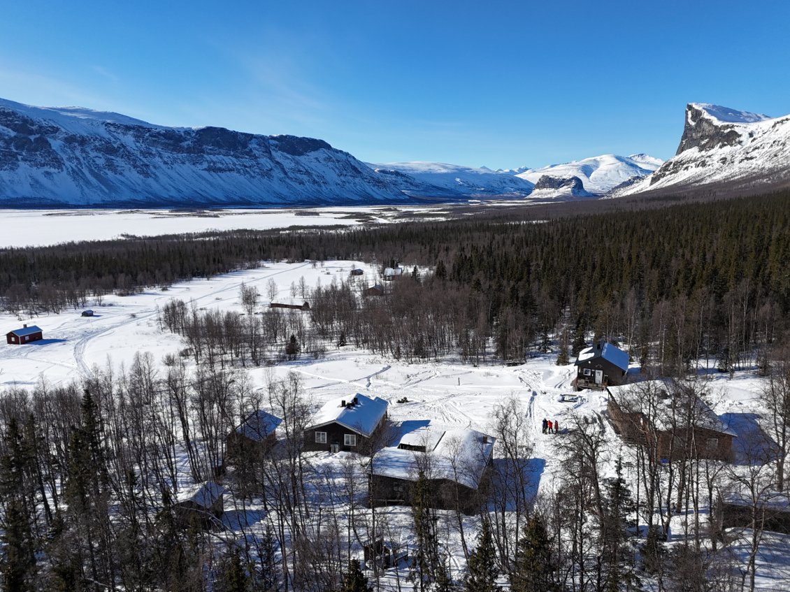 J3. Les bâtiments du refuge de Sitojaure. Il est assez grand.