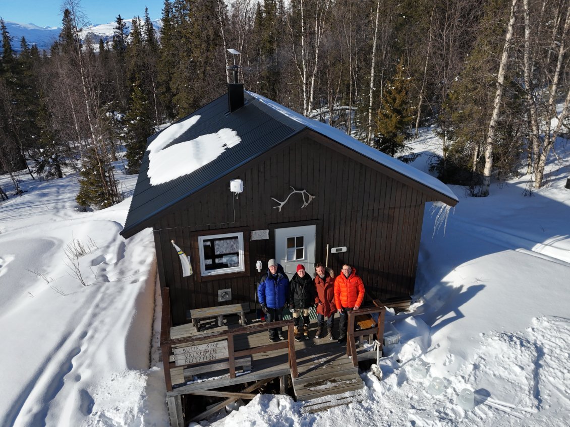 J3. Nous avons sympathisés avec le couple de gardiens. Nous posons devant leur maison.