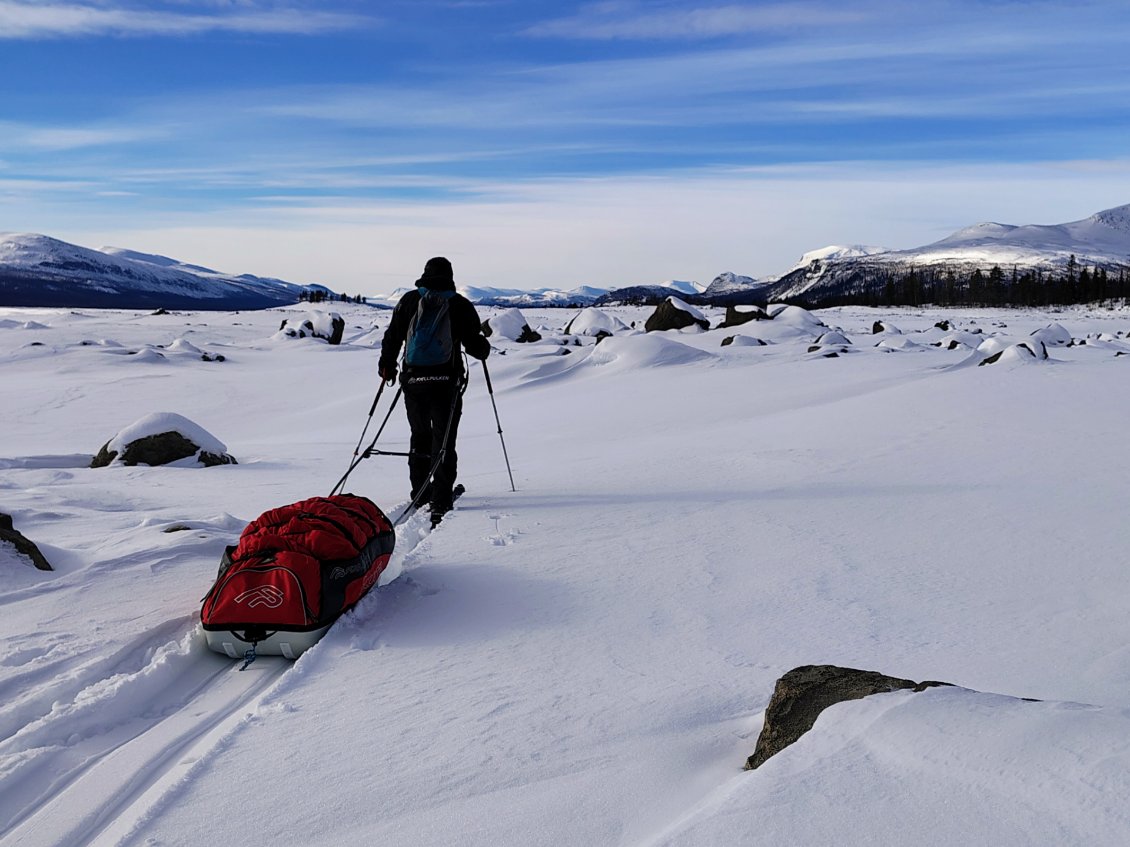 J4. Ce lac est exploité ce qui génère des monticules de glace dues aux variations de niveaux de l'eau .