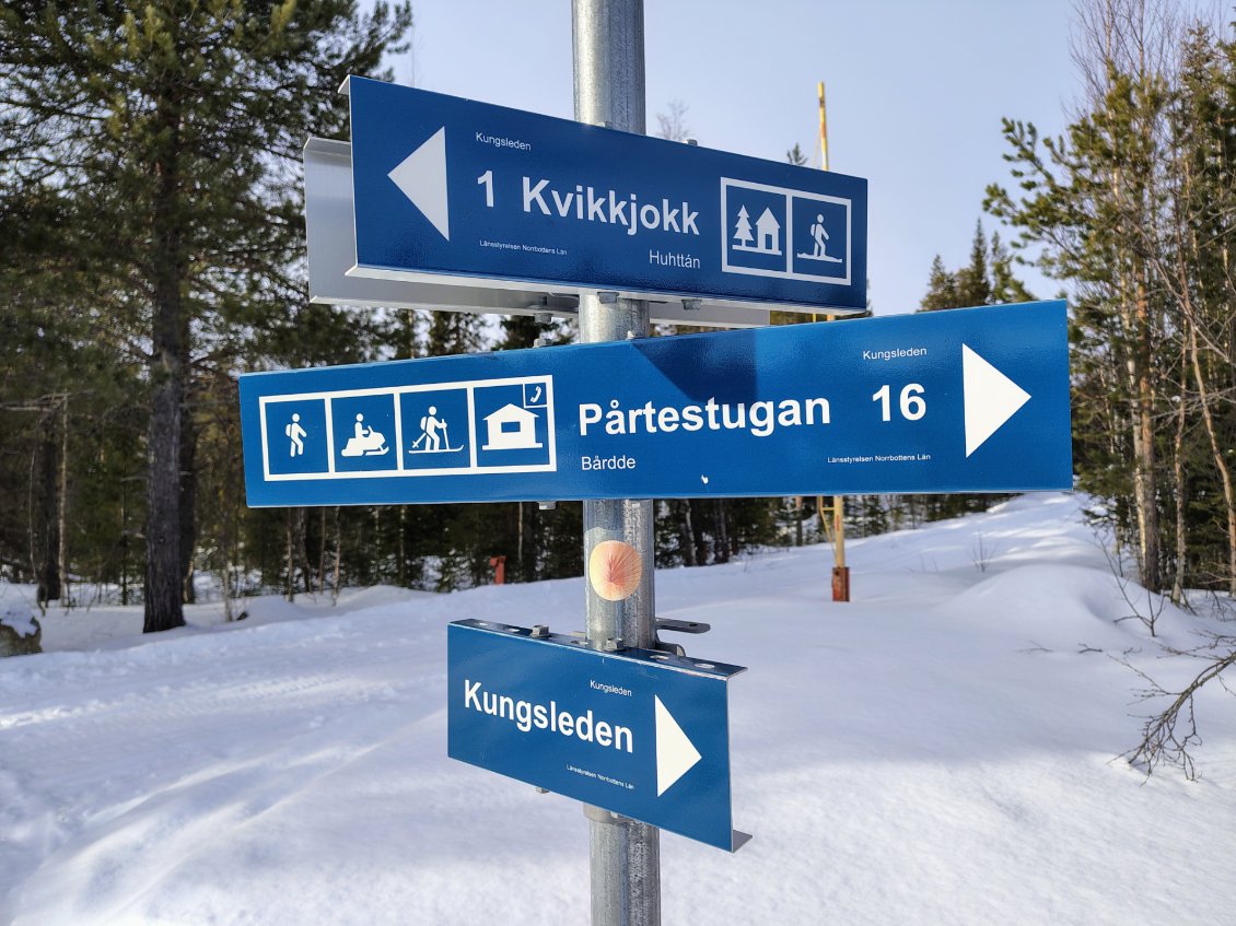 J5. Ce soir nous dormons à Kvikkjokk. Seul point d'étape desservi par une route, avec électricité et réseau téléphonique.