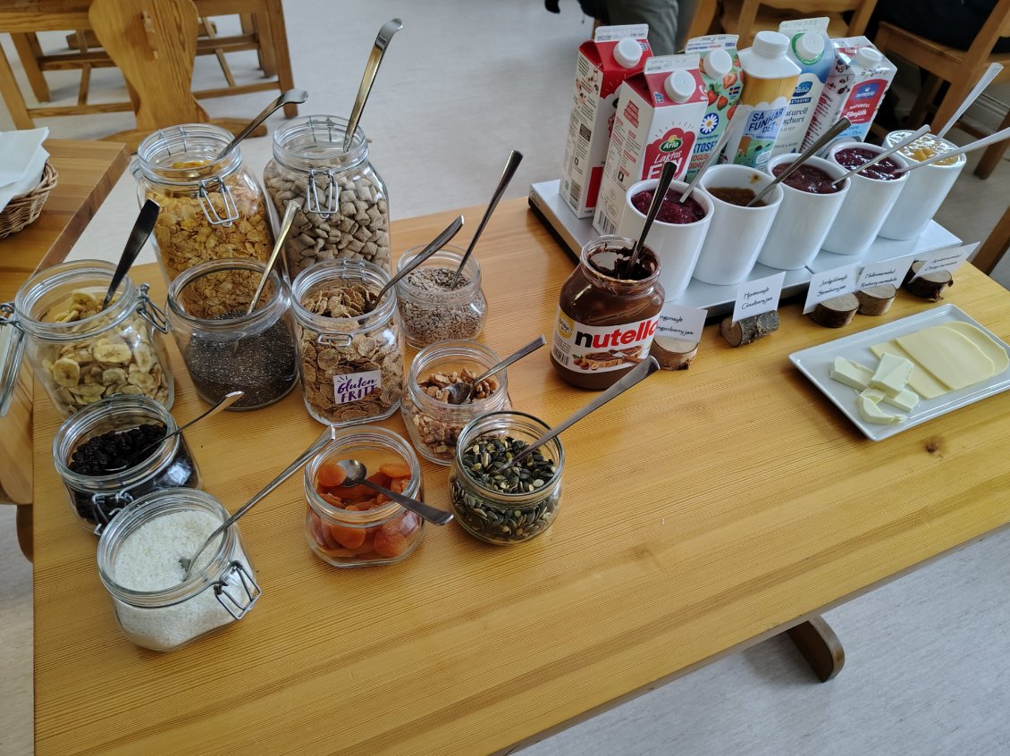 J6. Buffet d'un petit-déjeuner suédois avant de quitter le confort de Saltoluokta. Il y a tous les ingrédients pour réaliser un muesli sur mesure.