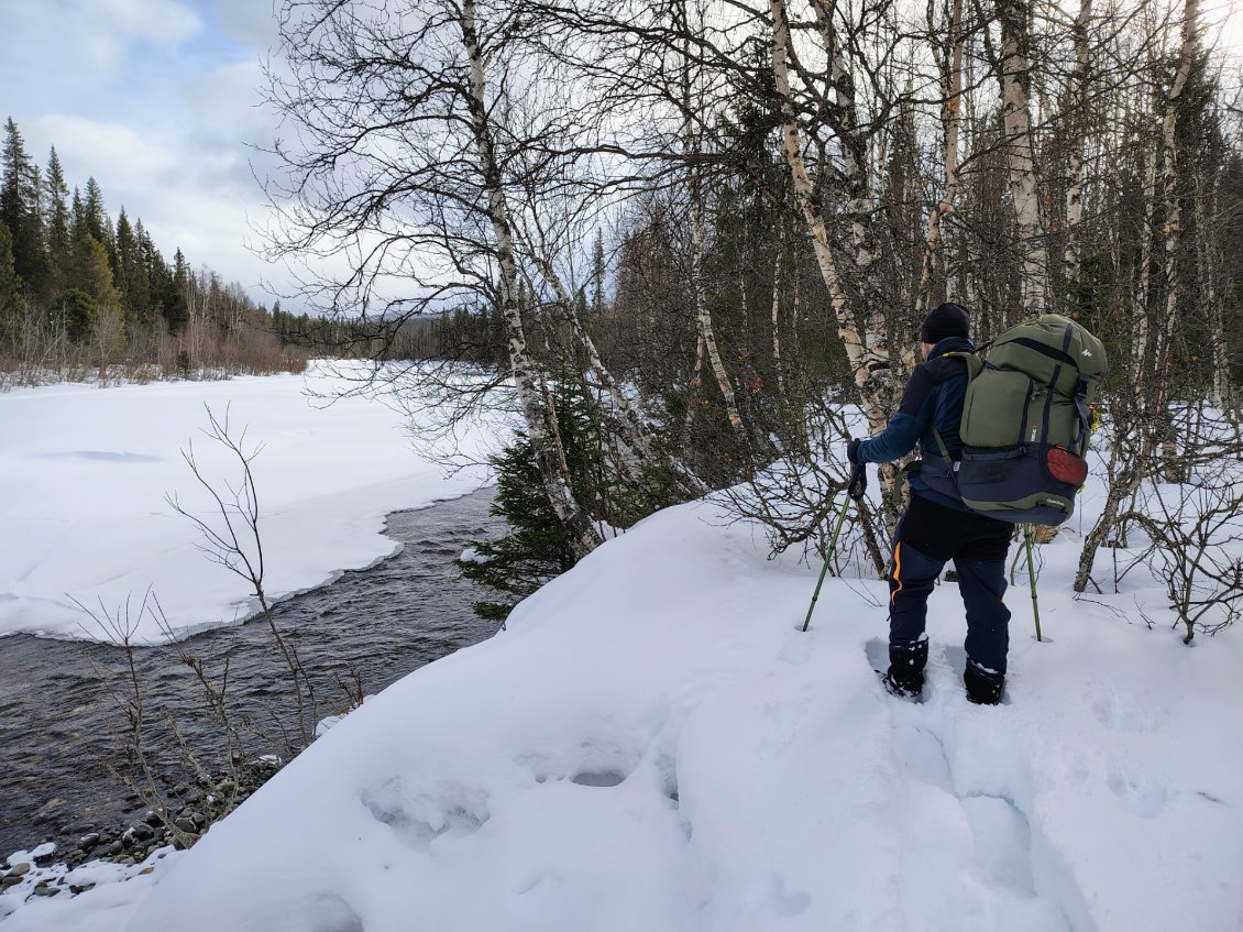 J6. La rivière s'est divisée en plusieurs ramifications. L'eau est parfois apparente. Il nous faut évoluer en rive.