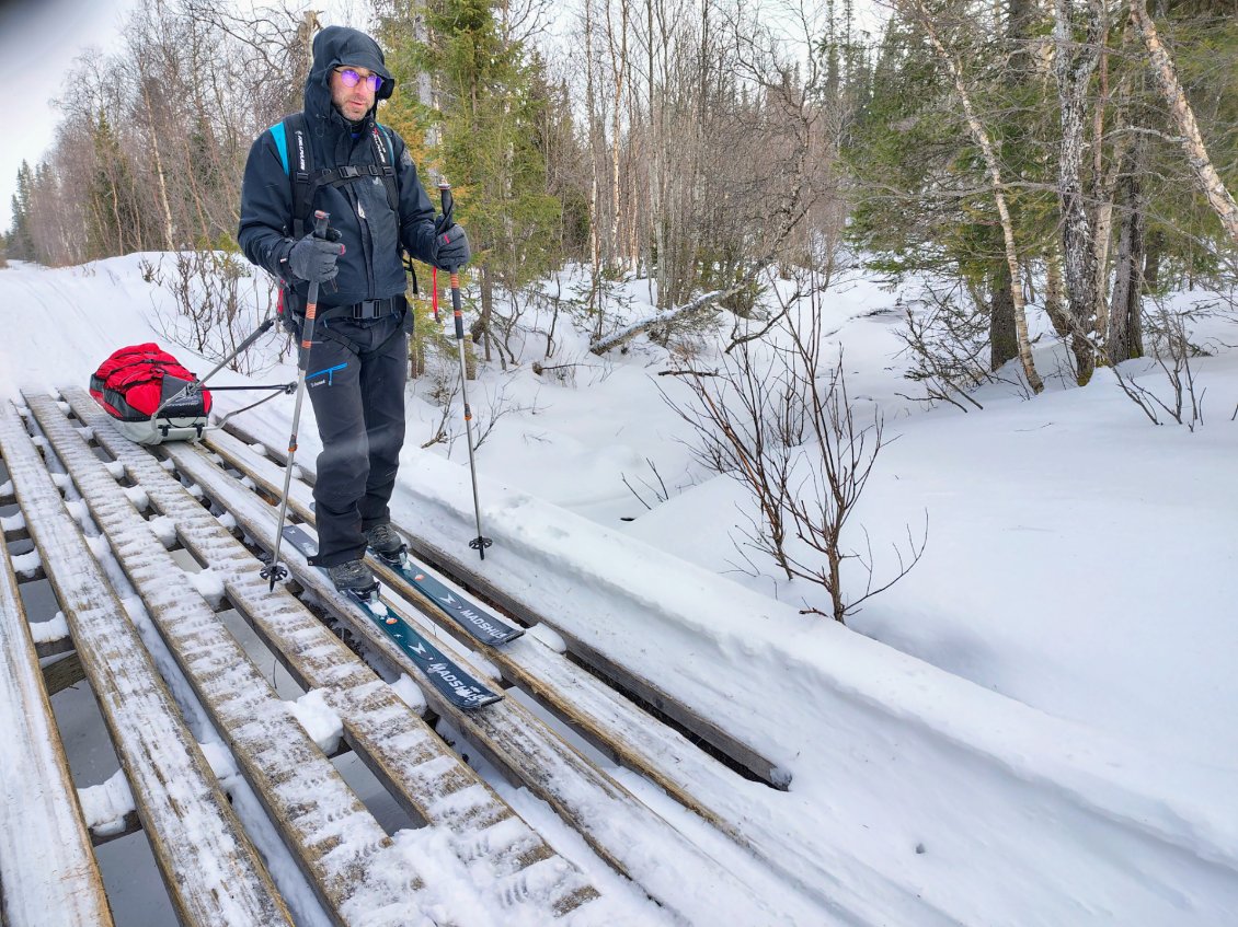 J6. Nous empruntons la piste de moto-neige qui passe par le chemin été et ses infrastructures.