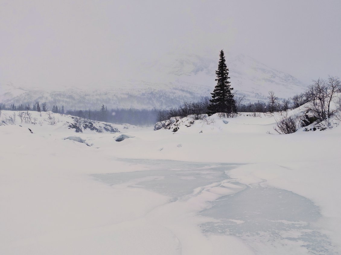 J7. Vue de la rivière gelée que nous évitons d'emprunter, sauf ponctuellement, car elle présente de trop nombreuses zones de fragilité.