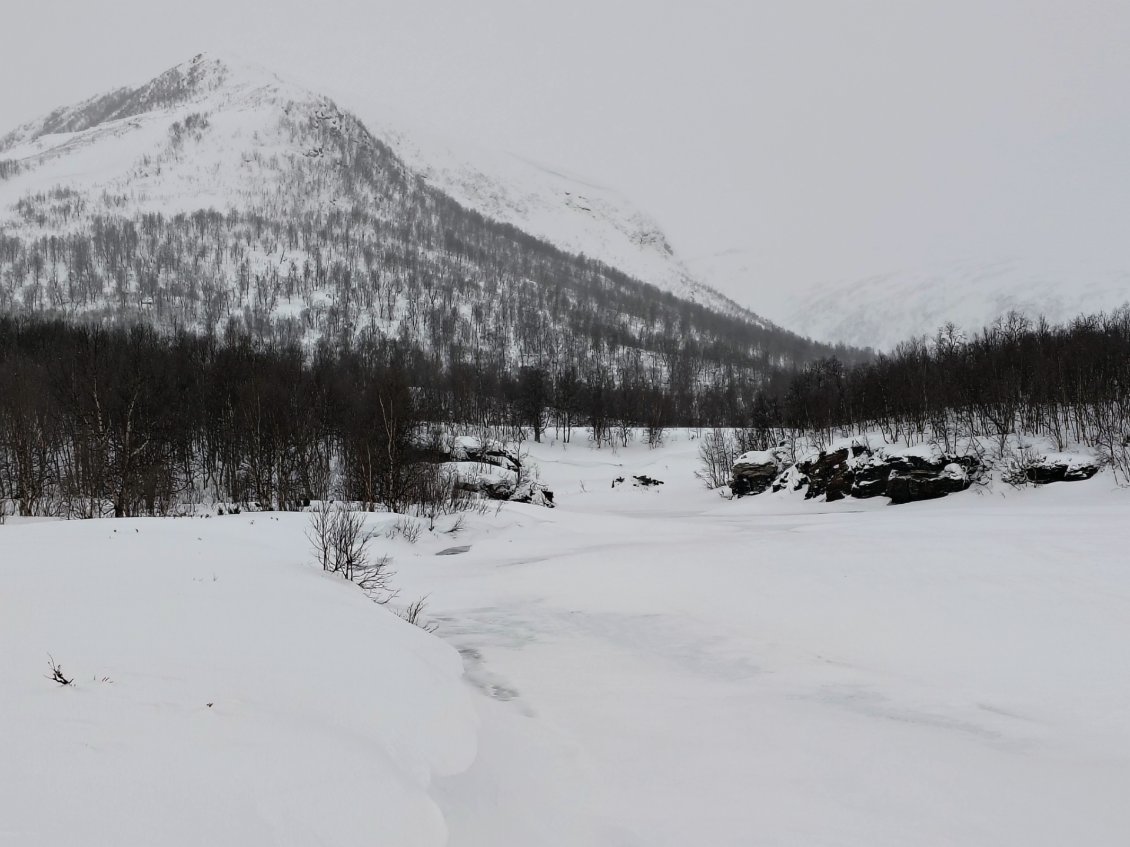 J8. La rivière n'est pas praticable. Nous évoluons en rive.