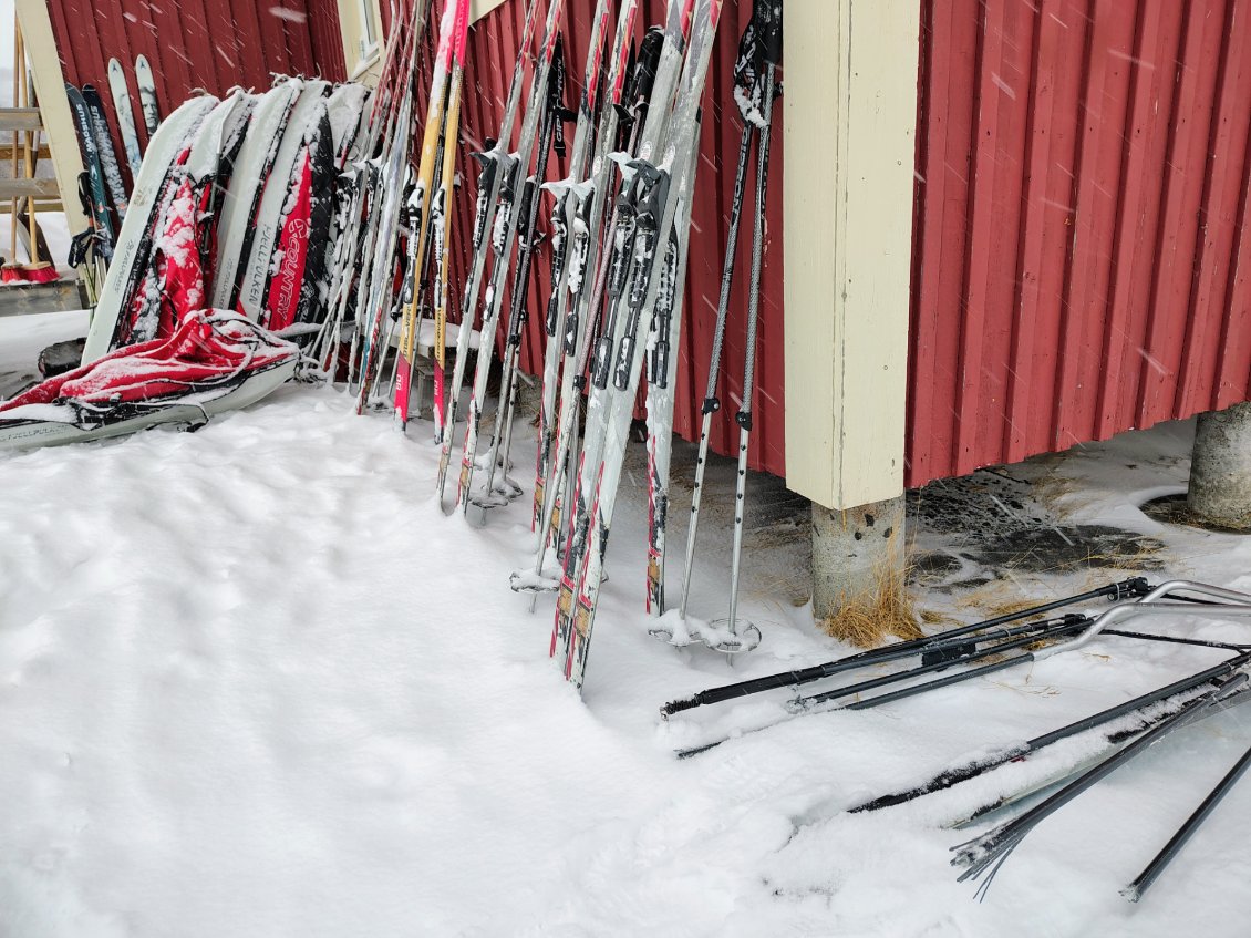 J8. En fin de journée un groupe de belges nous rejoint. Ils ont fait le trajet en sens inverse, bénéficiant de la descente. Ils ont cassé deux brancards de pulka (coin en bas à droite) et une fixation de ski.
