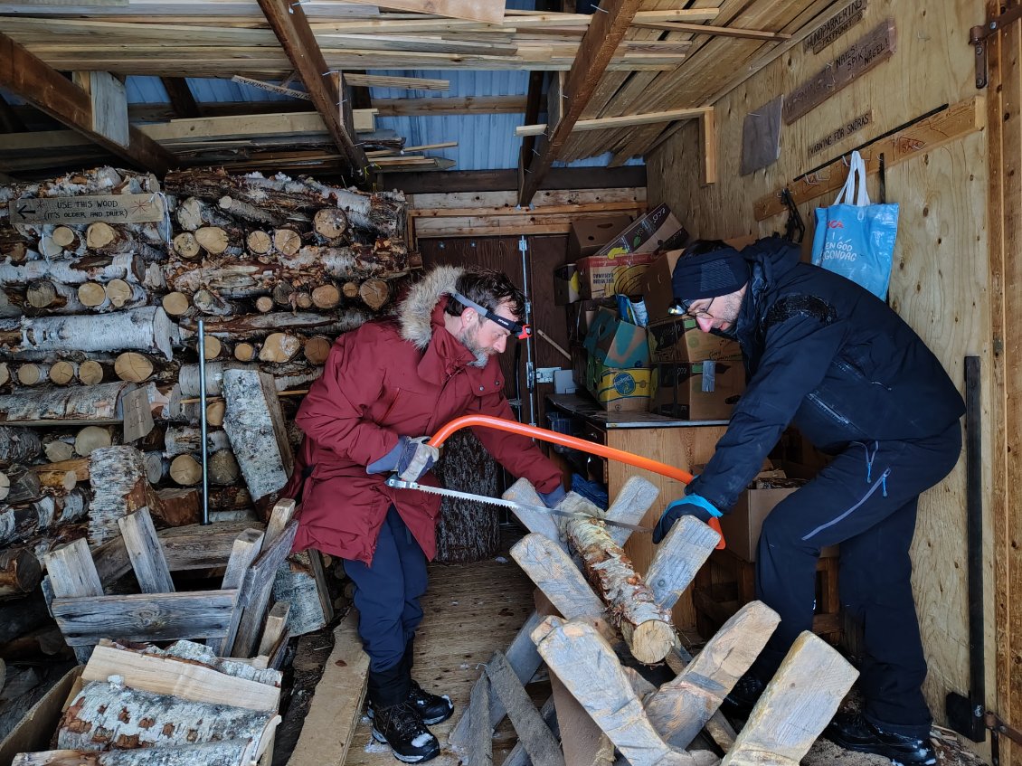 J8. Nous profitons de notre temps libre pour faire du bois de chauffage pour le poêle.