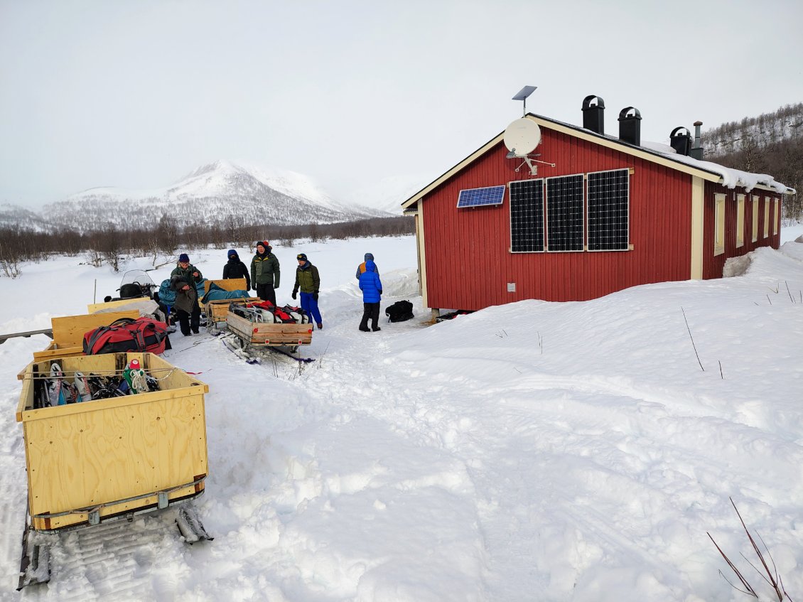 J9. Les belges se font rapatrier en scooters des neiges.