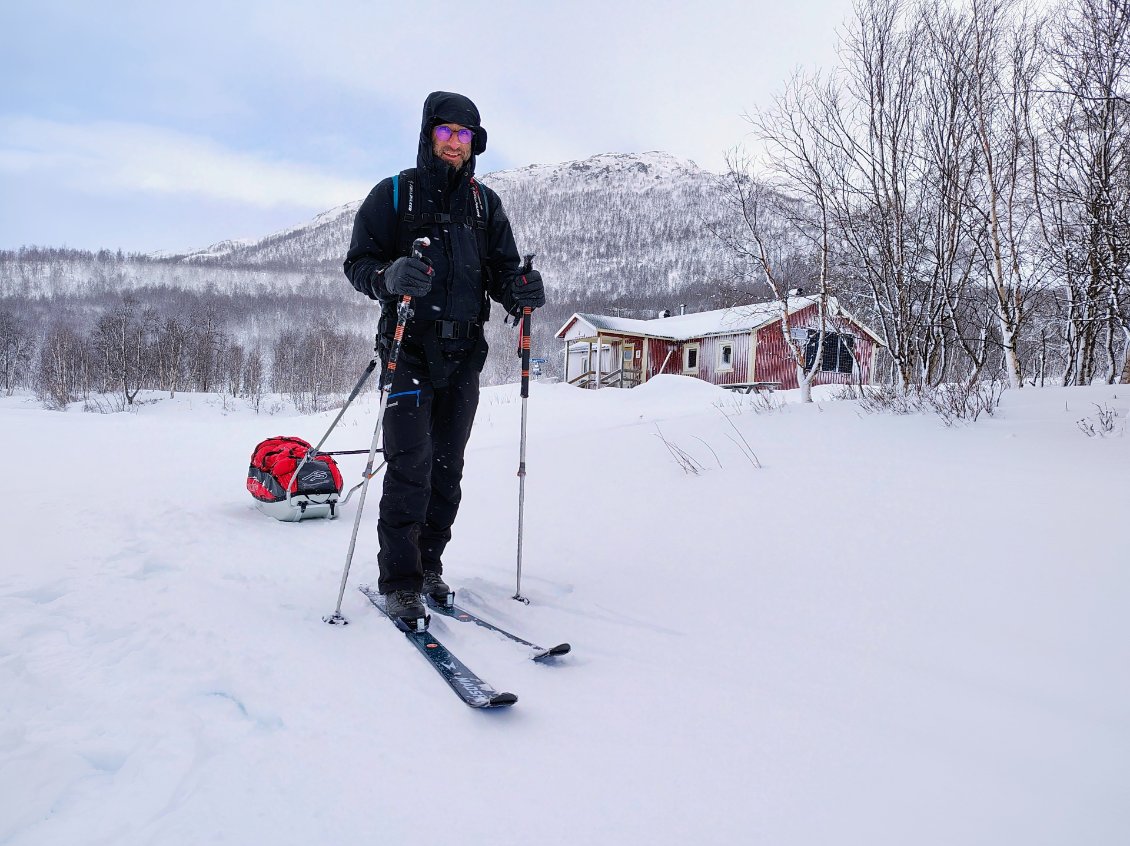J10. Au départ de Sammarlappa la neige difficilement praticable depuis deux jours est un régal. Elle a travaillé dans la nuit : pluie la veille, puis températures négatives avec chutes de neige et vent.