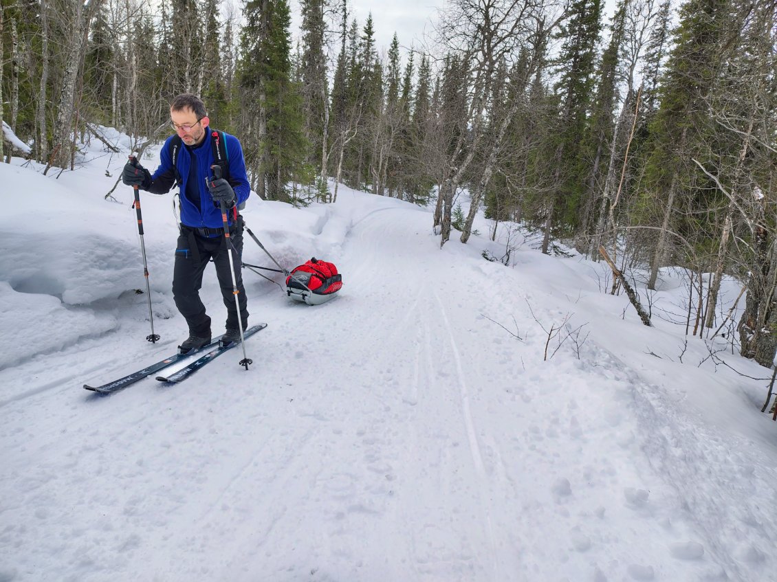 J12. Départ de Kvikkjokk. Même si la pulka commence à s'alléger, dans cette montée prolongée elle ne passe pas inaperçue pour autant.