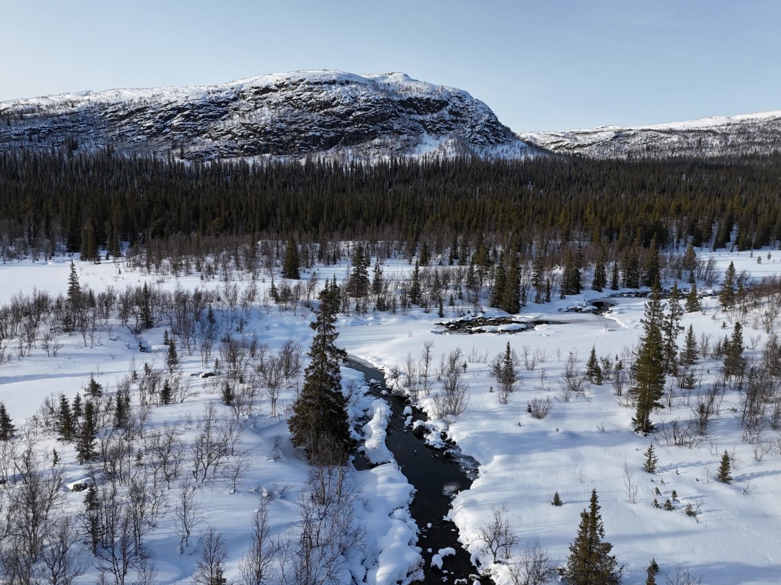 J12. Petit ruisseau apparent. L'association eau - neige a énormément de charme aussi bien au niveau sonore, que visuellement avec une nature froide en mouvement.