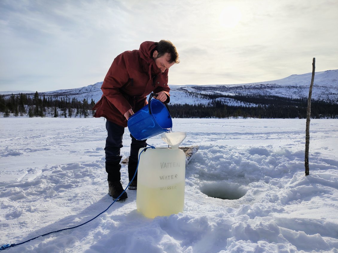J13. Approvisionnement en eau sur le lac gelé.