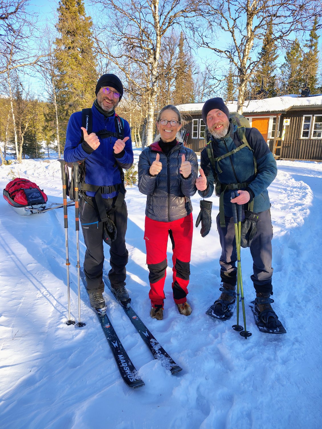 J14. Cette dame suédoise en rando-solo a tenu à faire une photo, car à l'heure où tout se sectorise, même le sport, elle était étonnée de voir un raquettiste et un skieur avec pulka randonner ensemble (et elle n'est pas la seule).