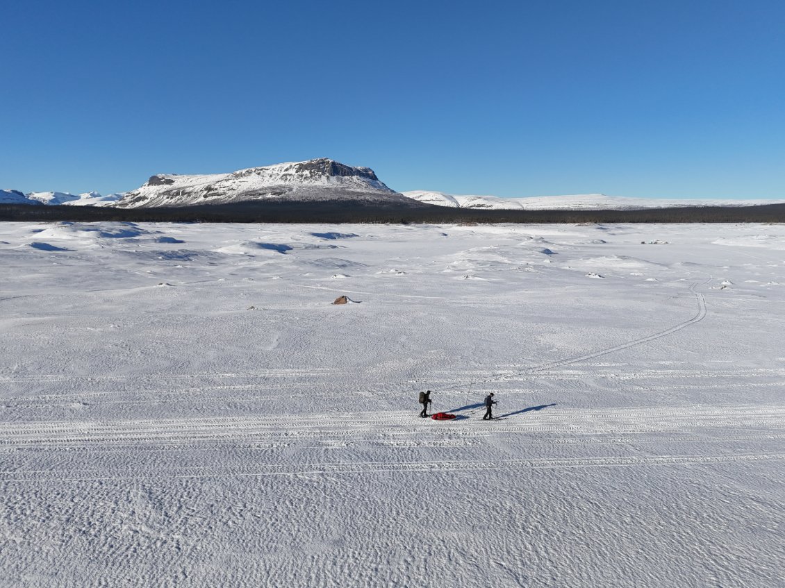 J14. Nous traversons le lac gelé qui n'est pas plat. Son exploitation par l'homme génère des monticules de glace.