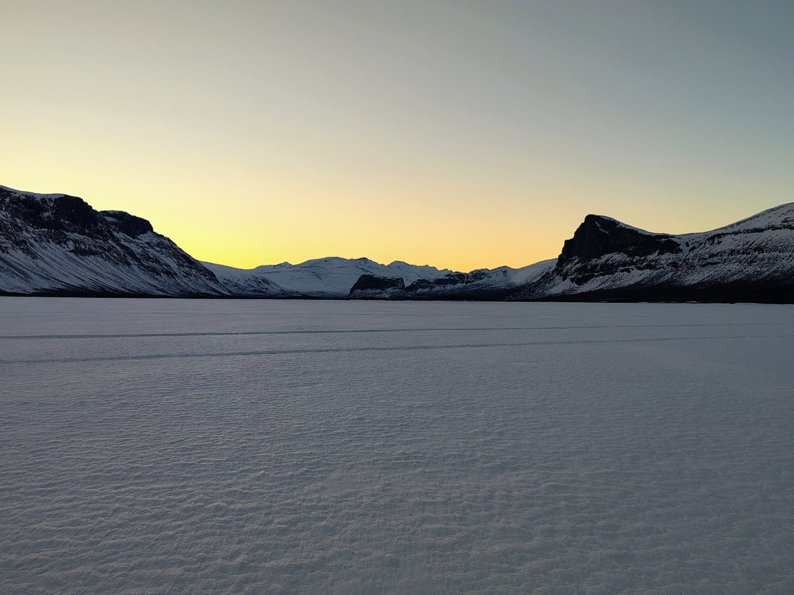 J14. Nous sommes récompensés en fin de journée avec la traversée du dernier lac dans un ambiance féerique.