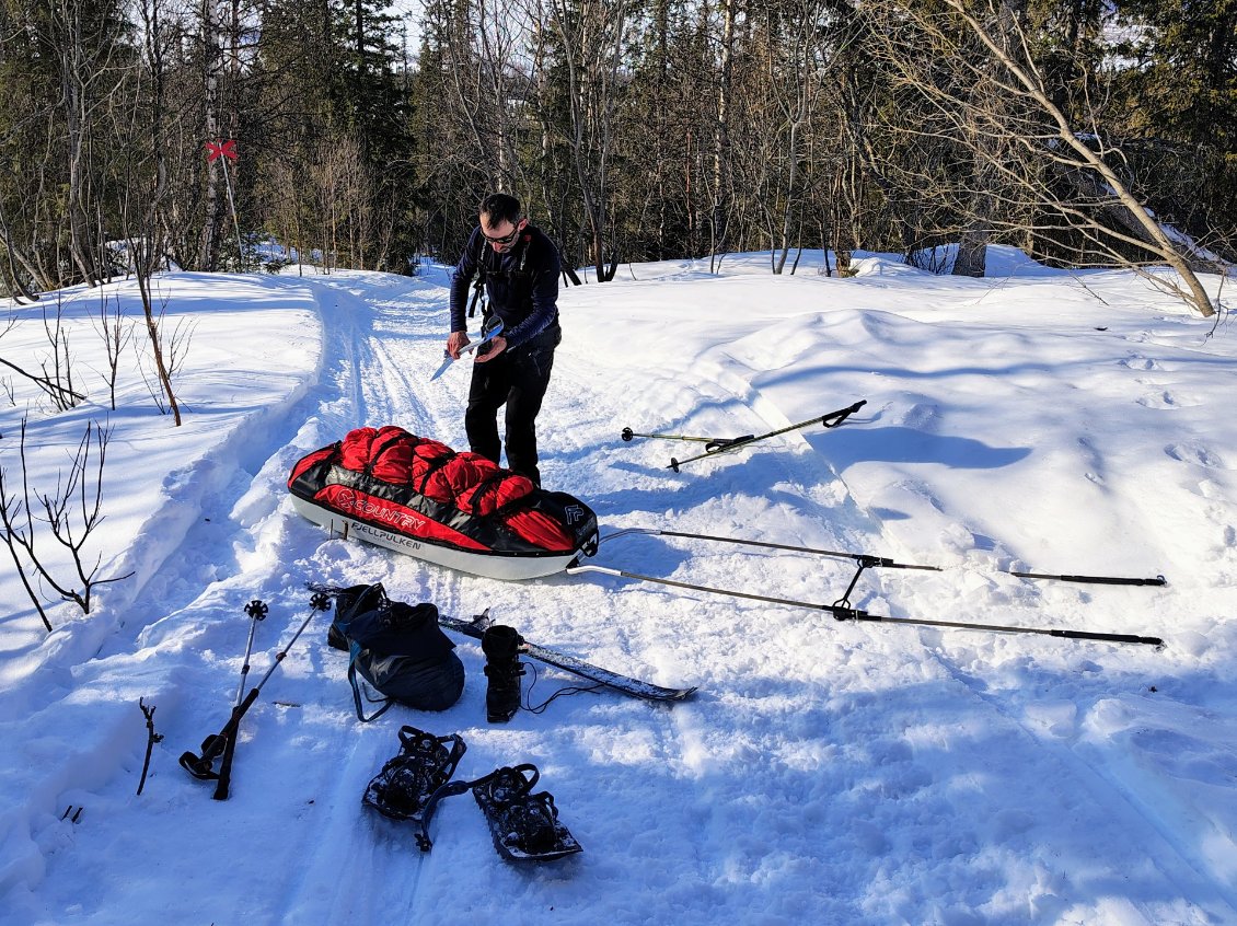 J15. Au départ du refuge de Aktse je chausse les raquettes de Gilles pour la montée, car mes skis, même avec des peaux, n'adhèrent pas suffisamment à la neige gelée pour tracter la pulka.