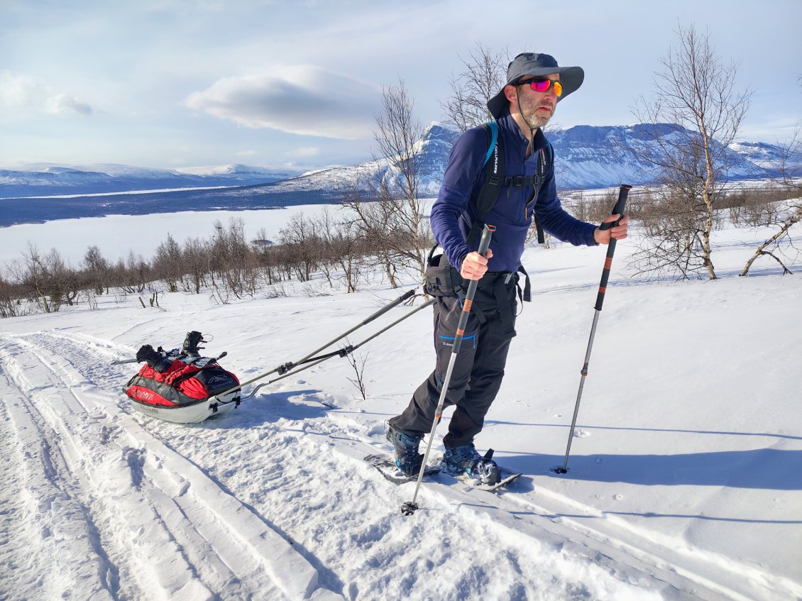 J15. Les raquettes font des merveilles en montée avec la pulka. Toute mon énergie est consacrée à avancer, contrairement aux skis où je suis musculairement contracté pour ne pas glisser en arrière.