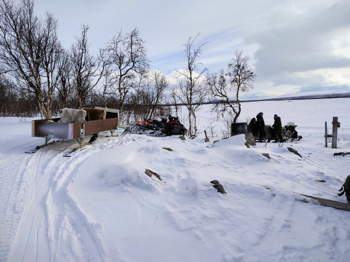 J16. Finalement nous nous apprêtons à faire le trajet en moto-neige, car il y a problème de place dans le refuge (35 personnes attendues pour une capacité de 25).