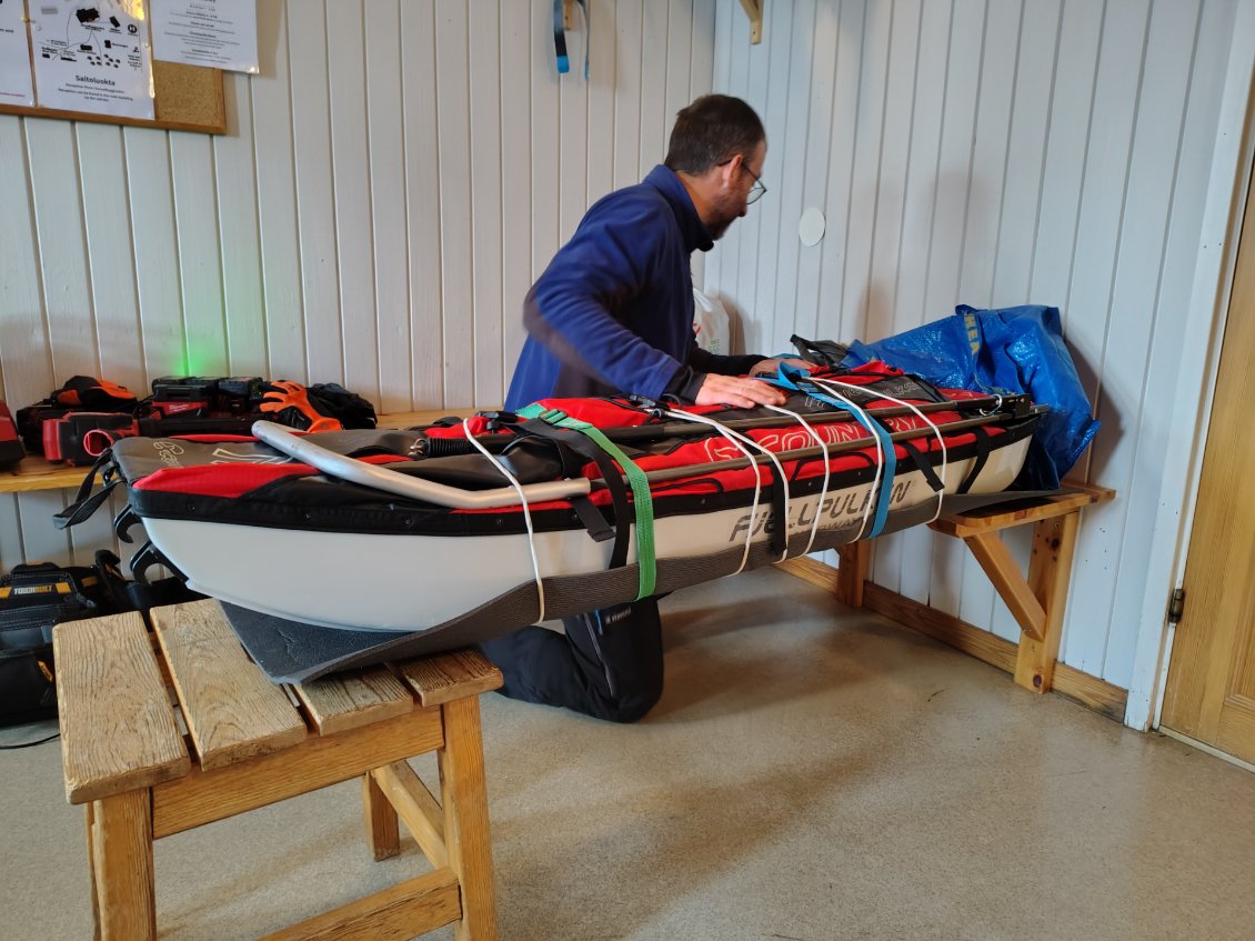 A Saltoluokta, nous protégeons la pulka pour le voyage retour.