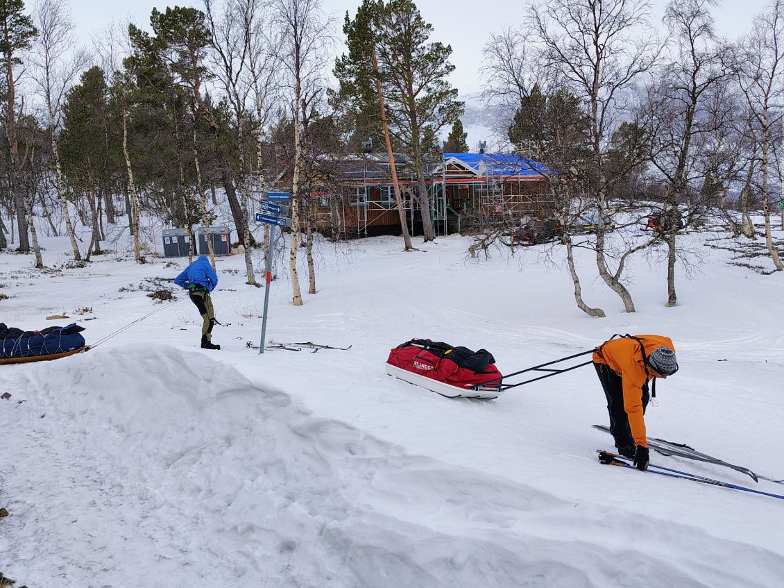 Départ de deux Suédois avec qui nous avons sympathisé. Ils en sont à la 6ème semaine d'une itinérance à ski de 8 semaines - 1300km.