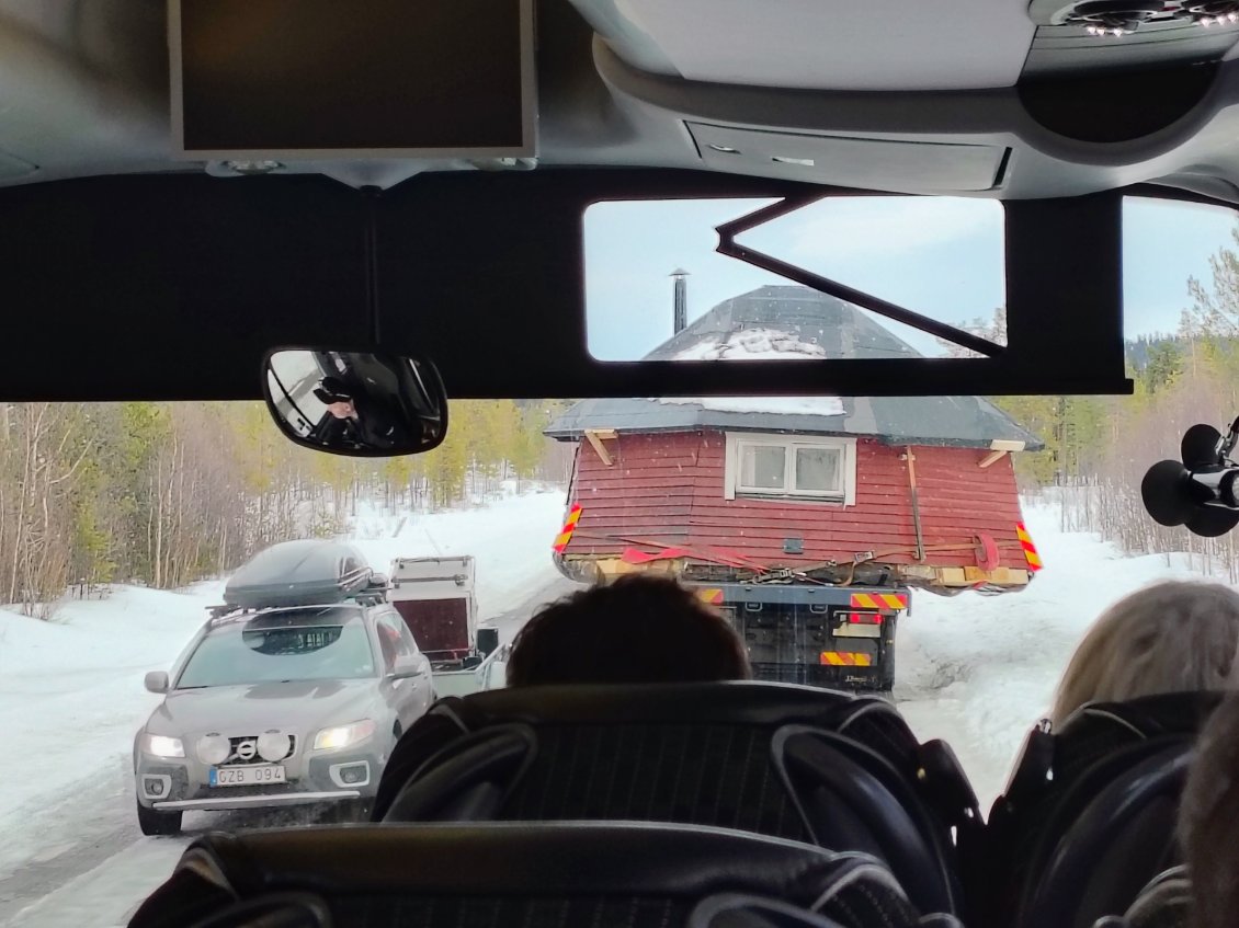 Le retour à la maison se fait sur deux jours, avec pour le premier jour moto-neige => car => train => marche et bus. Nous arrivons à 23h à l'hôtel de Kiruna où nous dormons quelques heures.