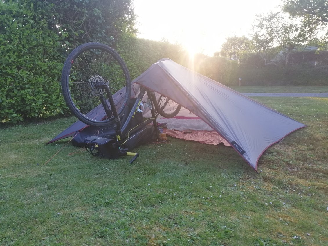 Camping en tarp, on monte comme on peut