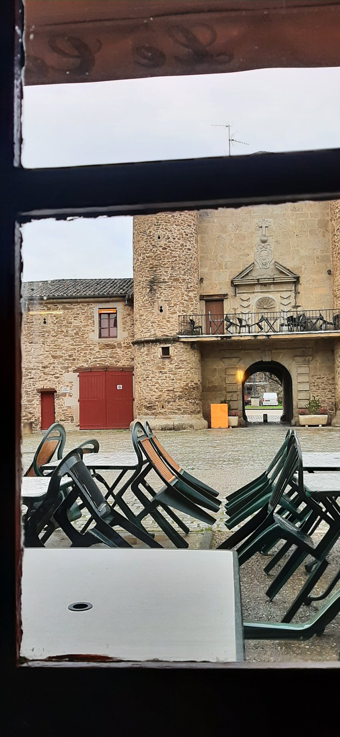 Au bout d'une heure de détour entre boulangerie et magasin de bricolage pour trouver du gaz et une vis, et une heure de montée sous la pluie, nous nous sommes arrêtées prendre un thé et une crêpe à Ste Croix en Jarez