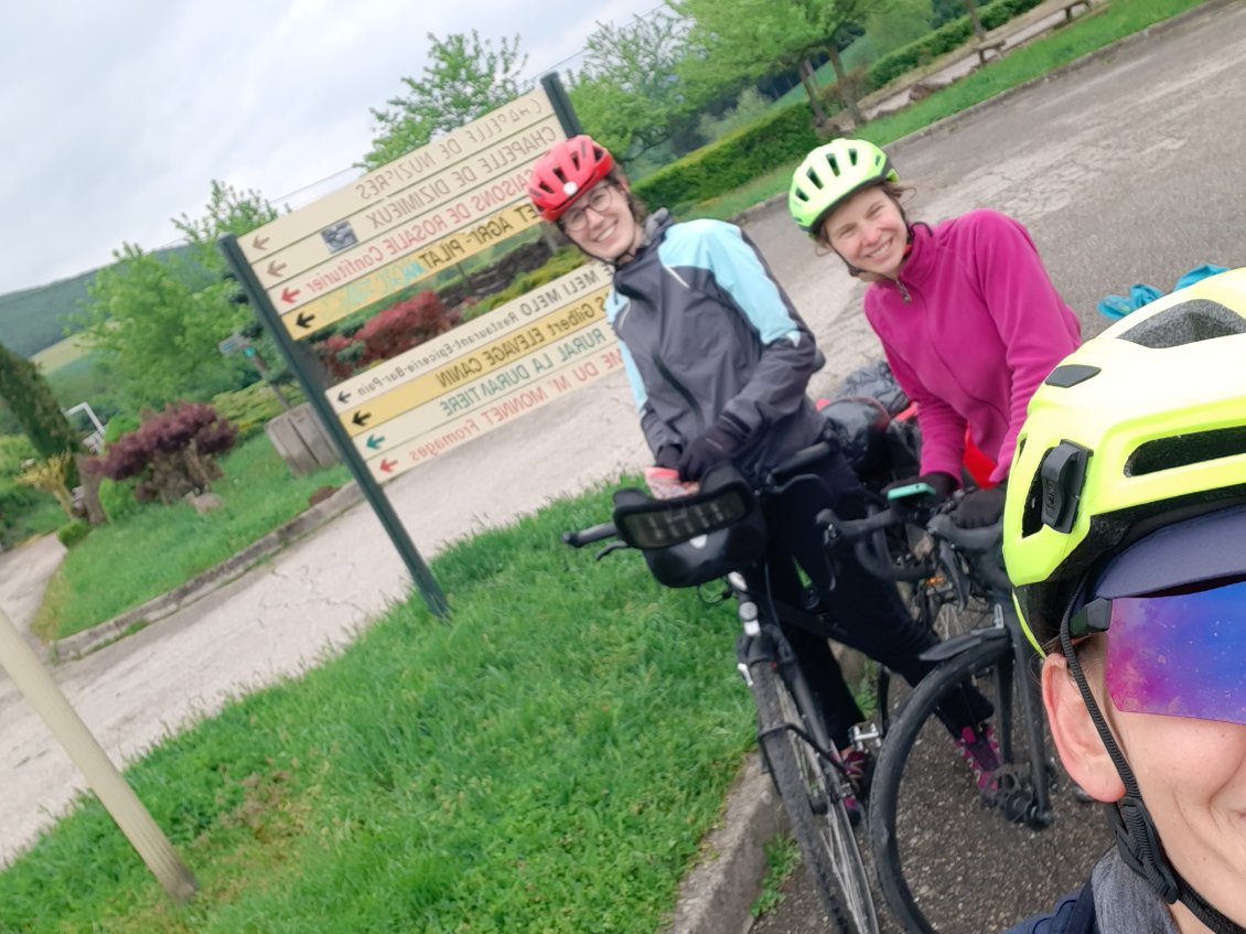 Col de Grenouze.
Là, nous nous rendons compte que j'ai tracé avec des chemins gravel... donc nous modifions les paramètres et demi tour pour aller au col de Pavezin