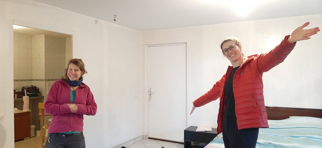 19h, il fait 4 degrés, nous sommes dans le brouillard et mal équipées pour être visibles.
Mélanie frappe à la porte d'une maison pour demander une adresse de grange et les habitants nous invitent chez eux! Merci!