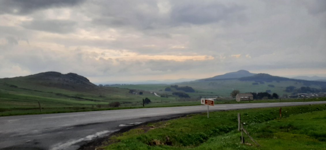 Comme une habitude, nous arrivons sous une pluie fine.
Ce soir, nous avions réservé une chambre, car il est prévu -1 degré