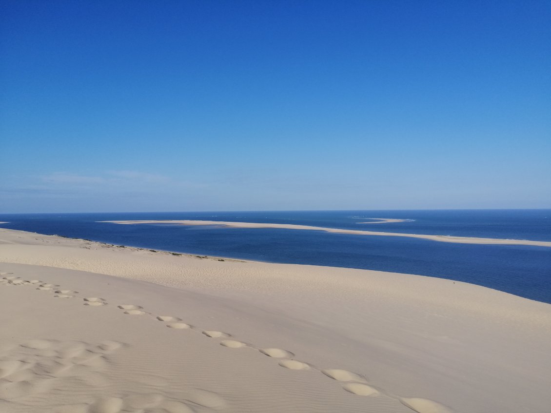 Seul sur la dune avec vue sur le banc d'Arguin