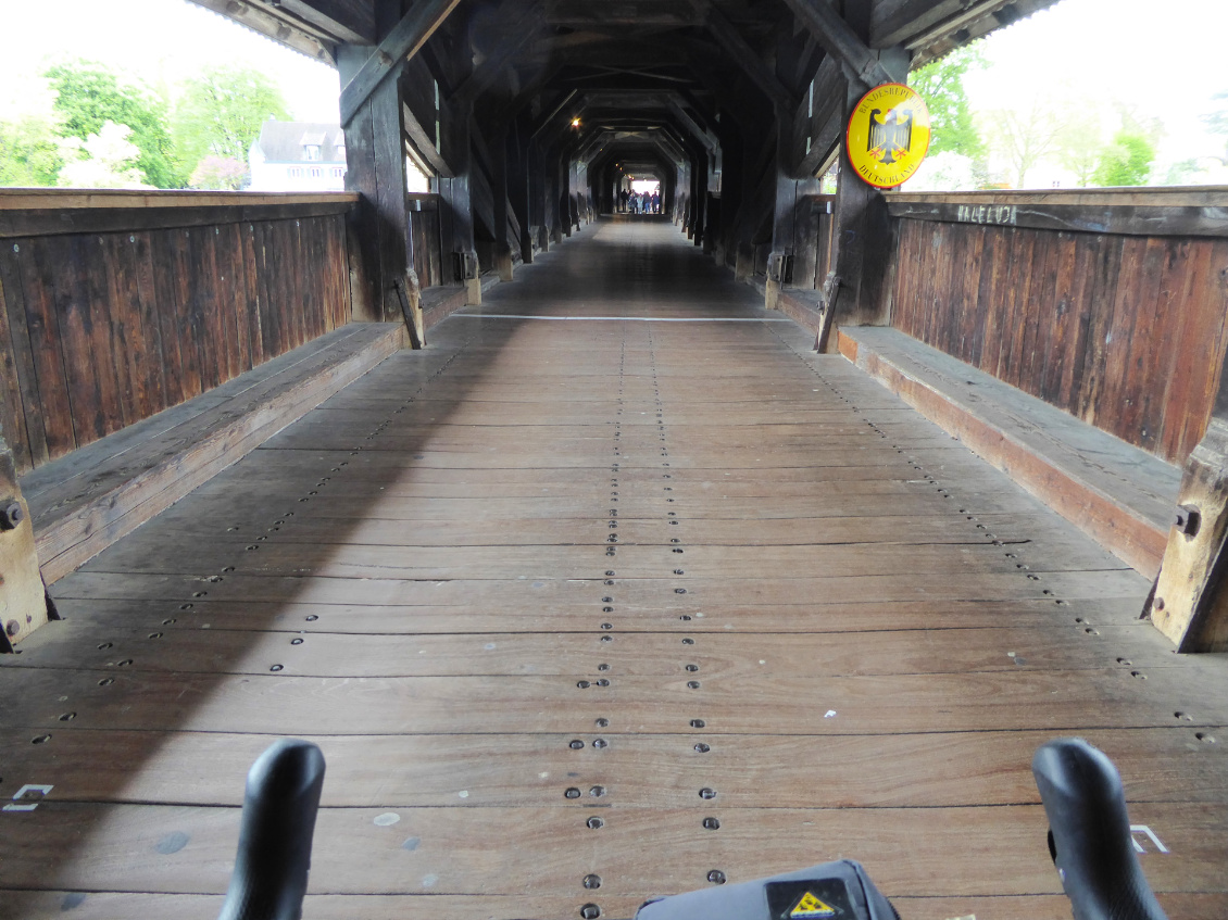Passage de frontière sur joli pont couvert.