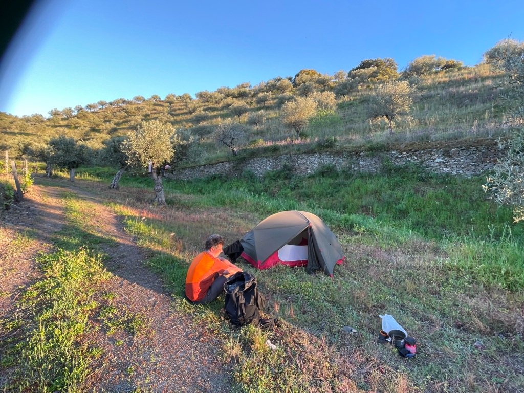 Bivouac entre les vignes et les oliviers