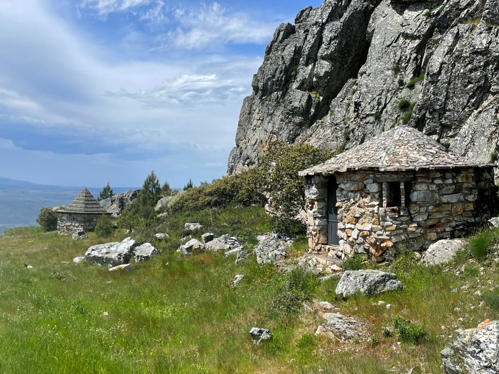 De nombreuses chapelles le long de la route qui mène au sommet par le côté nord