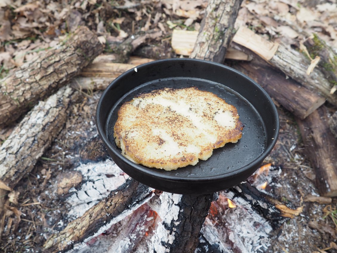 Galette de manioc, moelleuse à cœur, croustillante sur les bords.