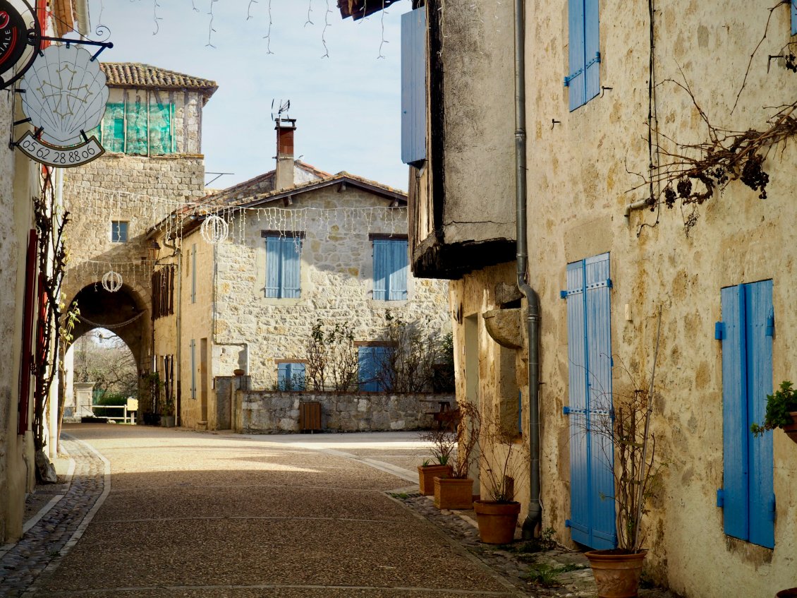 Le célèbre bleu de Lectoure, au village de la Romieu.