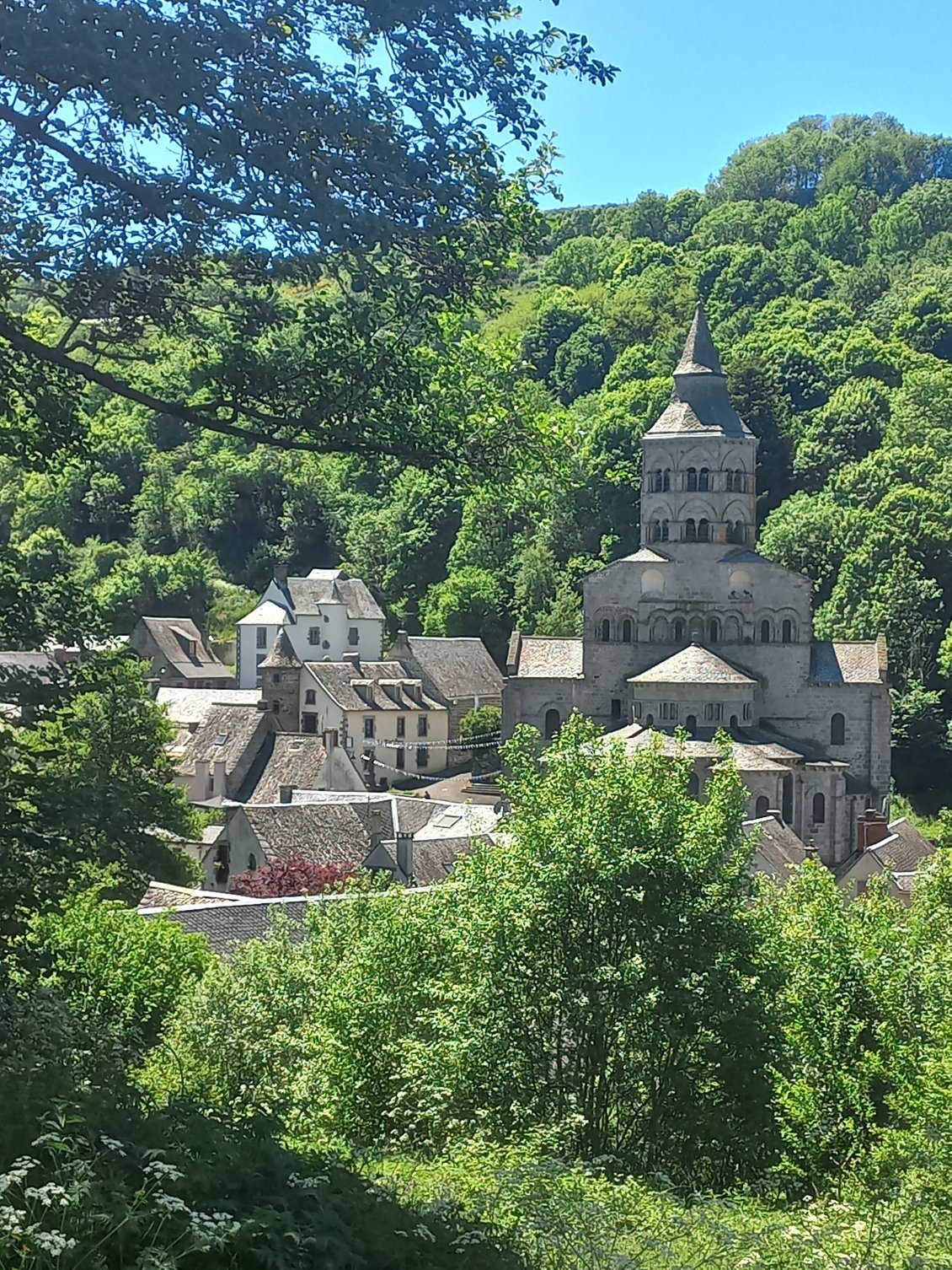 Orcival et sa somptueuse abbaye