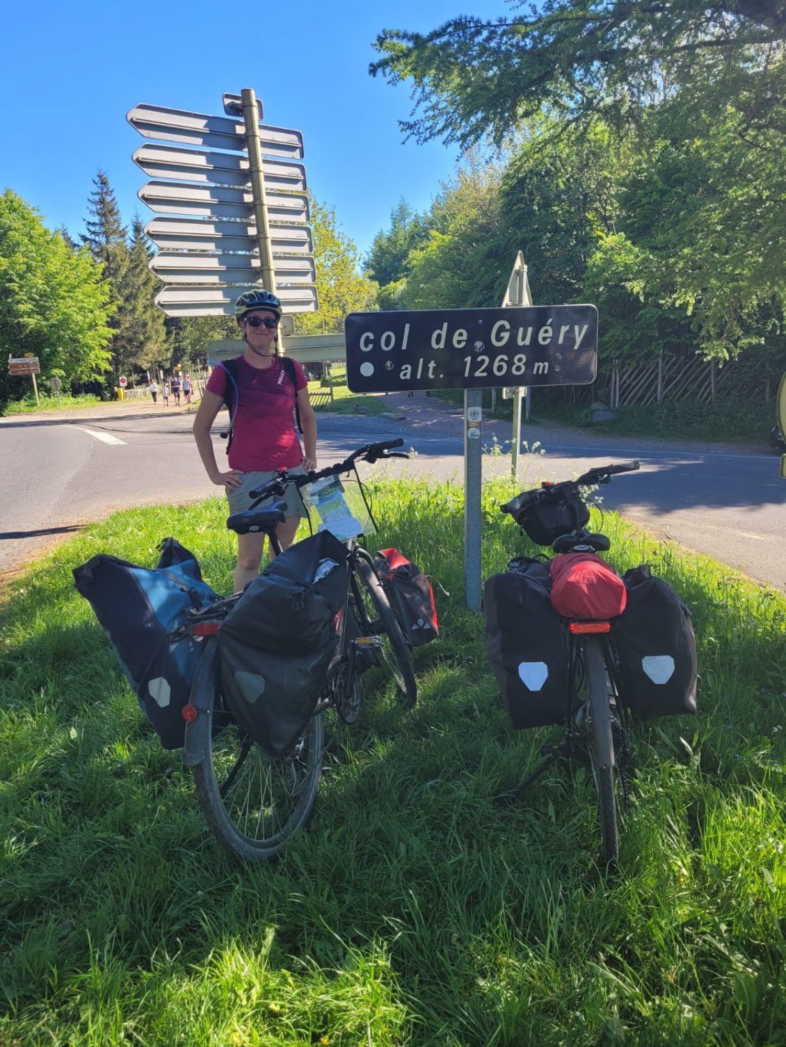 Nous aimons monter des cols avec nos montures bien chargées