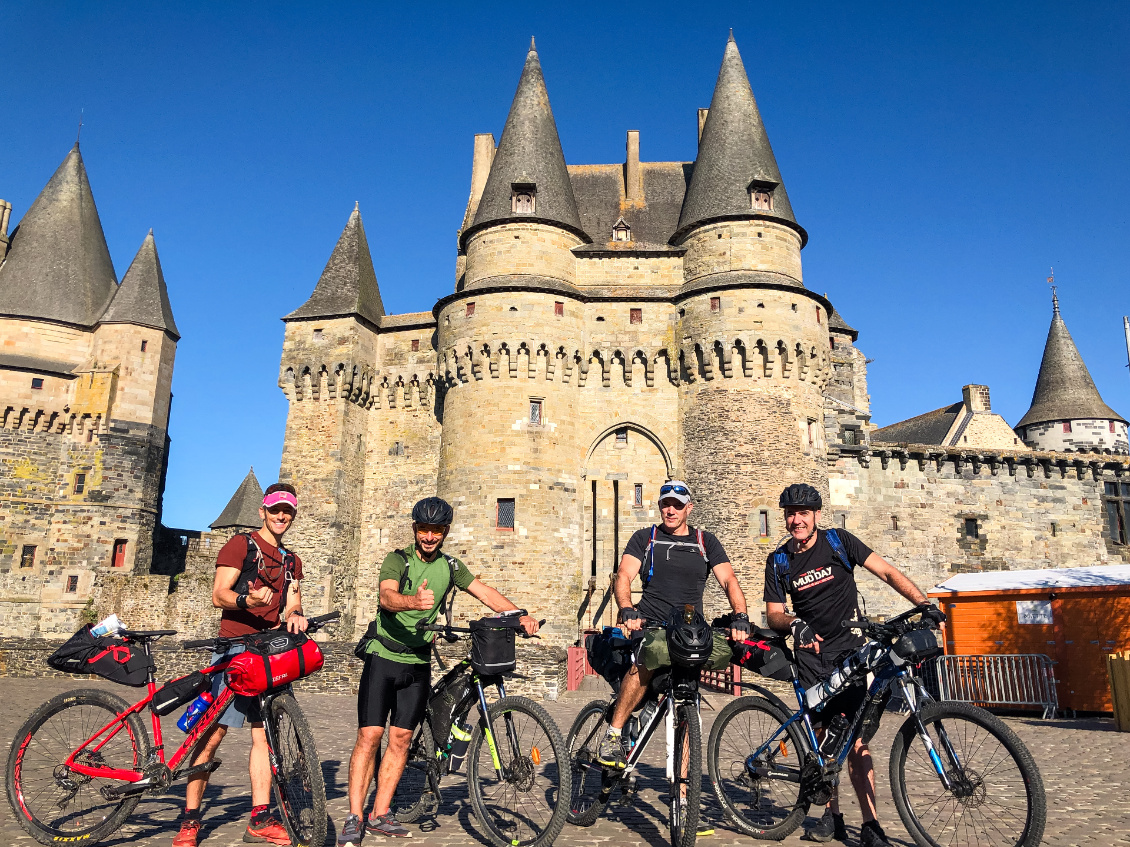Les quatre mousquetaires. Photo de départ devant le château de Vitré.