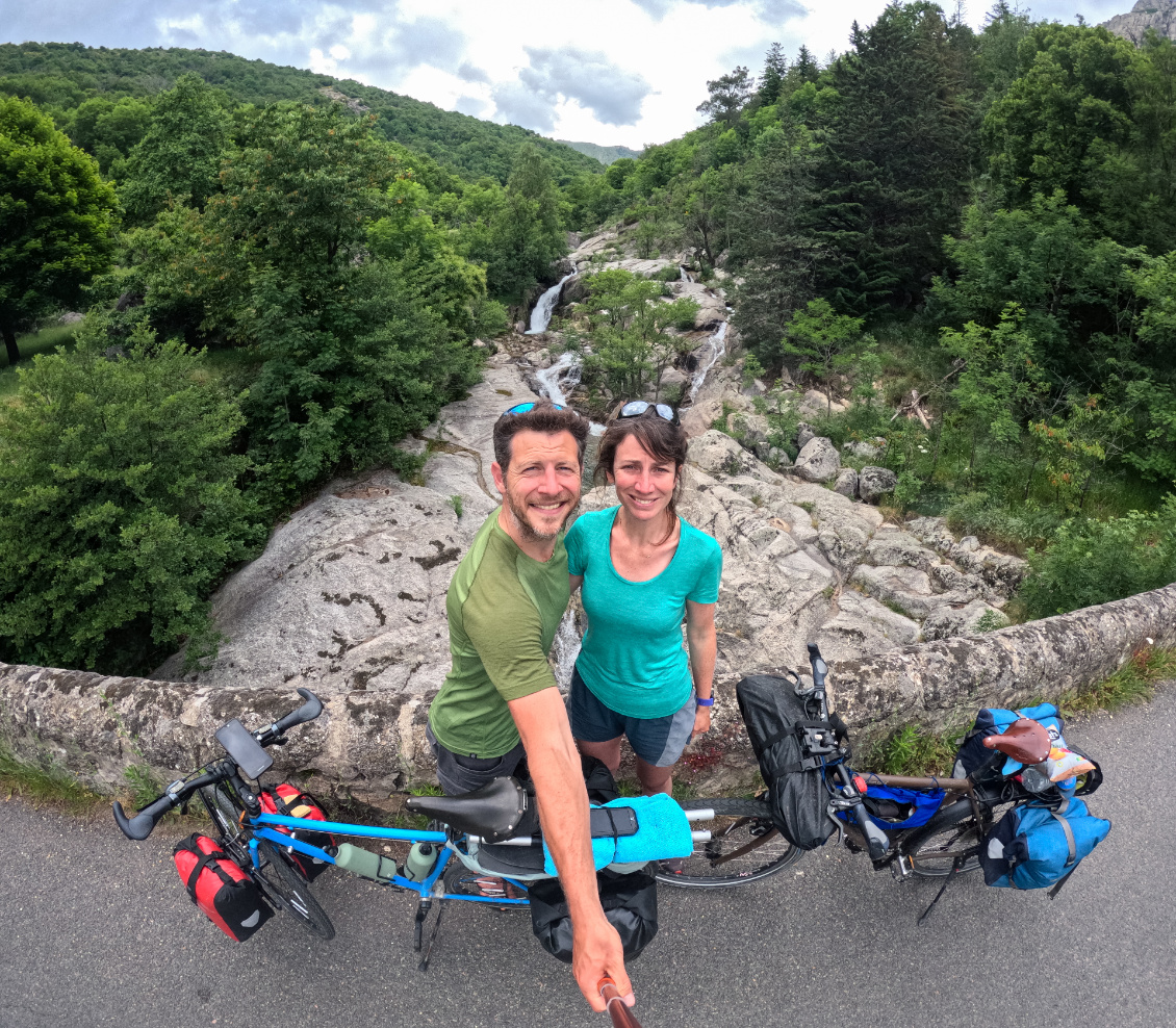 Le selfie pour mamie. En dessous coule un ruisseau.