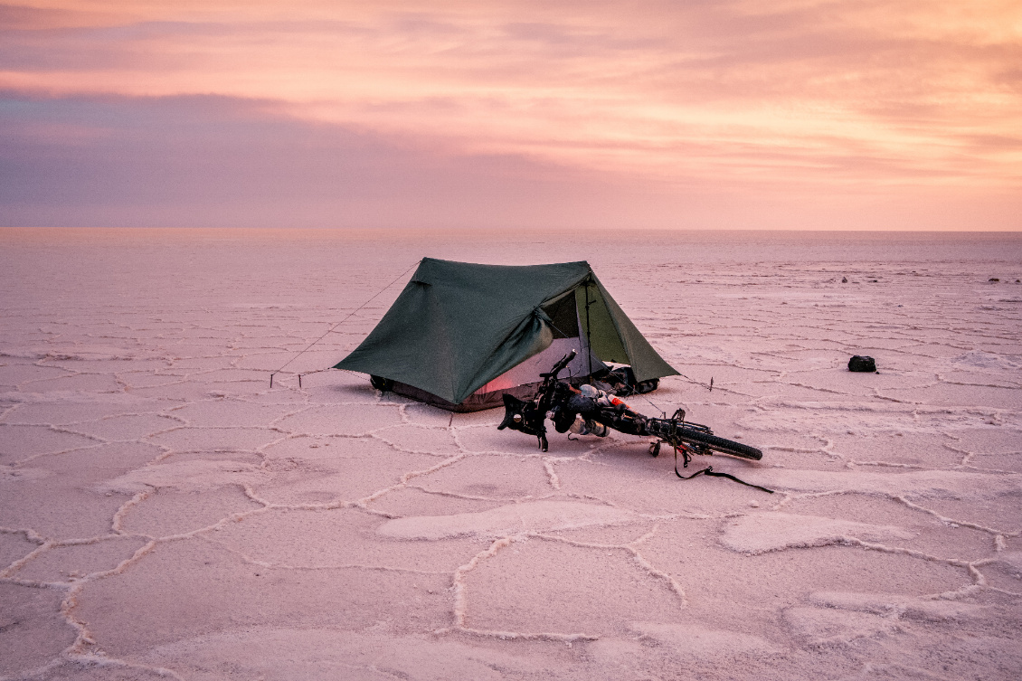Vélo attaché à la tente avec une cordelette (Salar d’Uyuni). Photo : Hugo et Élisa