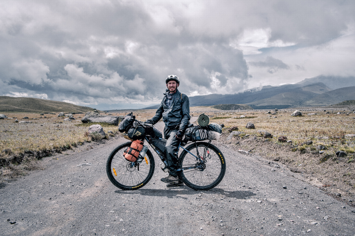 Un vélo chargé pour trois ans de voyage. Photo : Hugo et Élisa
